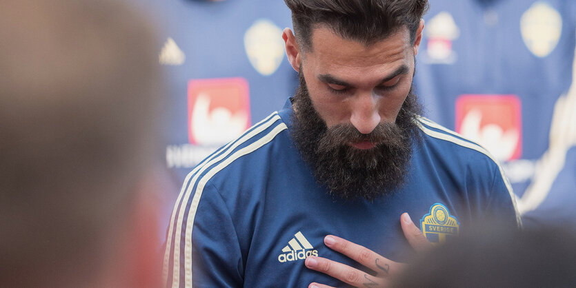 Jimmy Durmaz hält vor dem Training der schwedischen Nationalmannschaft eine kurze Ansprache.