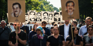 Demonstranten ziehen mit Porträts der NSU-Opfer durch München