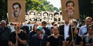 Demonstranten ziehen mit Porträts der NSU-Opfer durch München