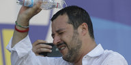 Matteo Salvini, Italiens Innenminister und Chef der Lega Nord, schüttet sich Wasser aus einer Flasche über den Kopf