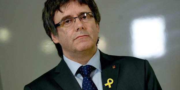 Carles Puigdemont schaut angespannt in die Kamera