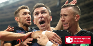 Drei kroatische Spieler freuen sich über den Sieg, mit dabei Mario Mandzukic