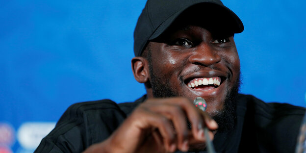 Der belgische Fußballspieler Romelu Lukaku lacht, als er die Frage eines Journalisten hört. Das Bild wurde im Juli im russischen Kasan aufgenommen. Der belgische Fußballspieler Romelu Lukaku lacht, als er die Frage eines Journalisten hört. Das Bild wurde im Juli im russischen Kasan aufgenommen.