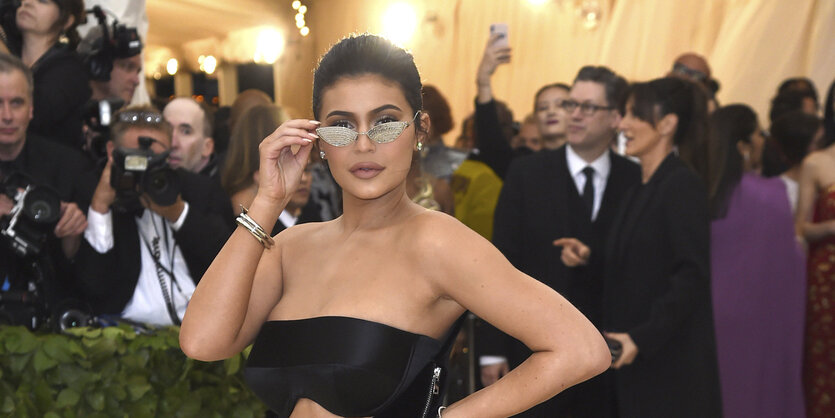 Frau mit Glitzerbrille - es ist Kylie Jenner