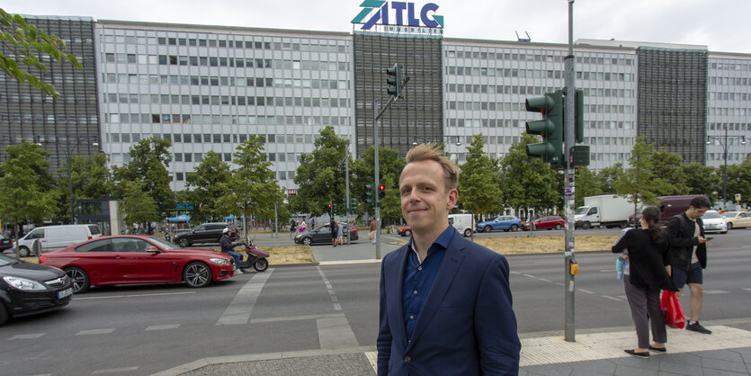 Marcus Böick am Berliner Alexanderplatz. Hier hatte die Treuhand ihren Sitz