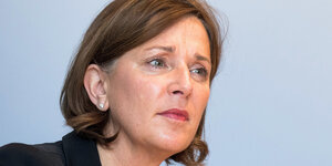 Ein Portrait der FDP-Ministerin Yvonne Gebauer vor blassblauem Hintergrund.