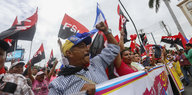 Nicararagua: Sandinisten-Demonstration, Menschen mit Spruchbändern und Fahnen
