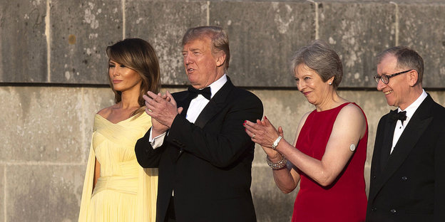 Melania und Donald Trump stehen neben Theresa und Philip May. Alle tragen festliche Roben