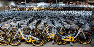 Ungebrauchte Obike-Leihfahrräder stapeln sich in einer Lagerhalle