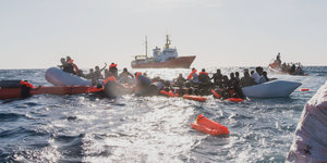 Zahlreiche Flüchtlinge, die auf Booten von Libyen aus nach Italien übersetzen wollten, werden während eines Rettungseinsatzes geborgen.