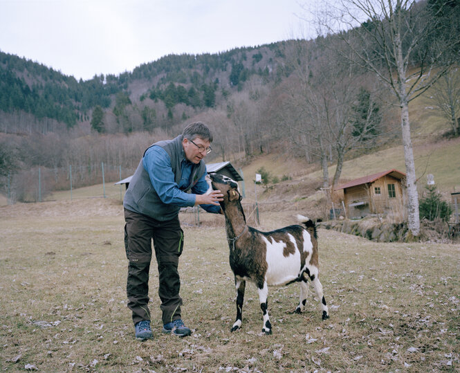 Ziegenzüchter Ewald Klingele mit einer Ziege