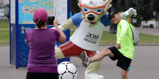 Fans und das WM-Maskottchen