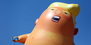 Ein sechs Meter großer Ballon in Forn von Trump