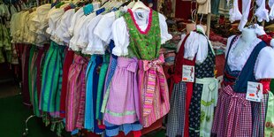 Ein Kleiderständer voller Dirndl