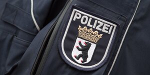 Eine Jacke mit dem Symbol der Berliner Polizei