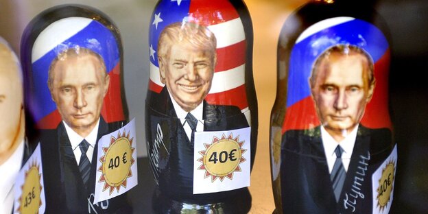 Russische Matroschka-Puppen mit dem Konterfei von Putin und Trump