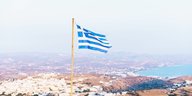 Eine griechische Flagge weht auf einer griechischen Insel