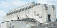 Der Schriftzug "NIE WIEDER NSU" steht auf der Steintribüne auf dem ehemaligen Reichsparteitagsgelände.