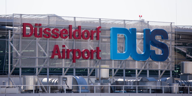 Ein Gebäude mit der Aufschrift Düsseldorf Airport