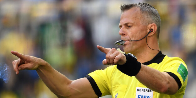 Schiedsrichter Björn Kuipers aus den Niederlanden zeigt mit der entsprechenden Geste den Videobeweis an.