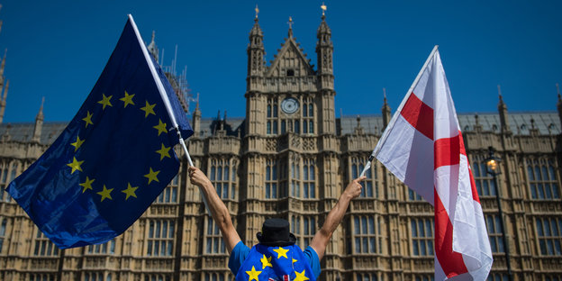 Ein Anti-Brexit-Demonstrant hält eine europäische und eine englische Flagge