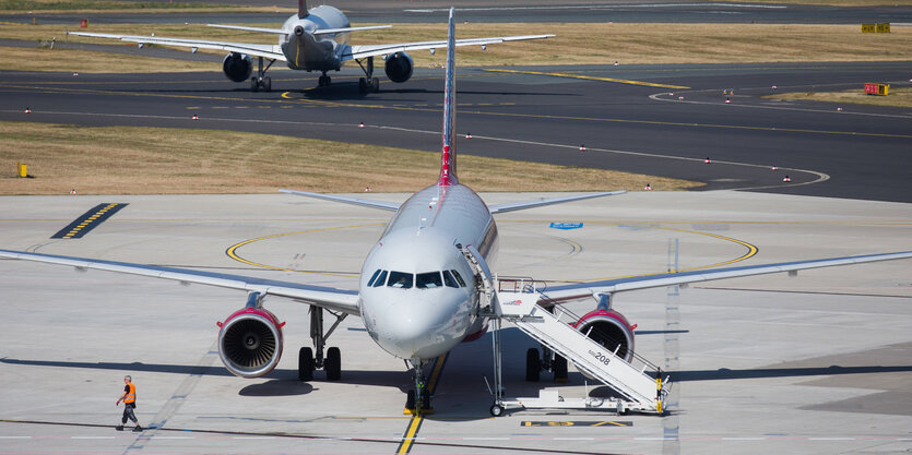 Ein Flugzeug auf dem Gelände des Düsseldorfer Flughafens