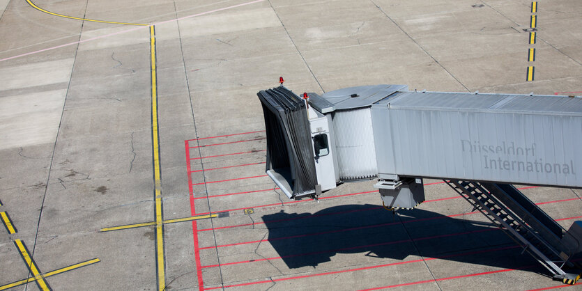 Ein Passagiertunnel steht am Flughafen Düsseldorf an einer Parkposition für ein Flugzeug.