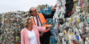 Ein Mann und eine Frau gucken sich Müll an