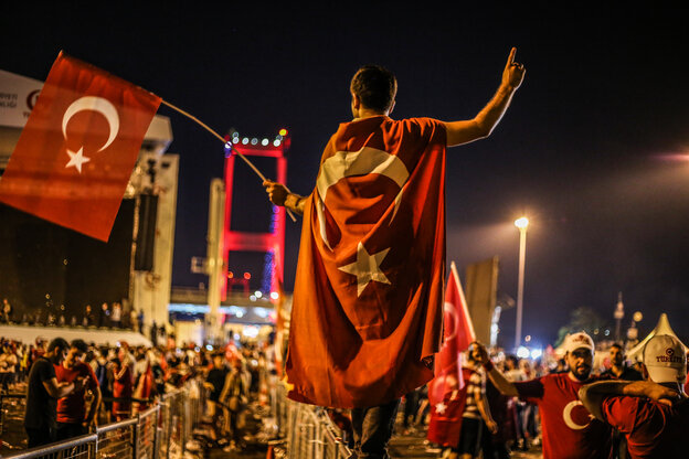 Viele Menschen mit Türkei-Flaggen