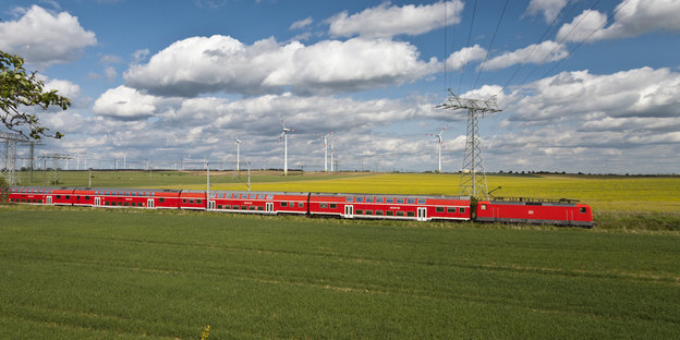 Eine Regionalbahn vor dem Windpark Prenzlau