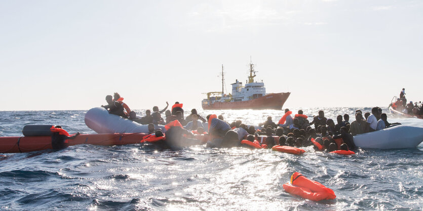 Geflüchtete werden aus dem Meer geborgen