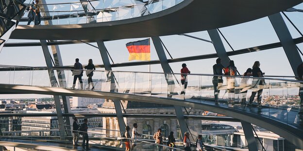 Menschen im Reichstag