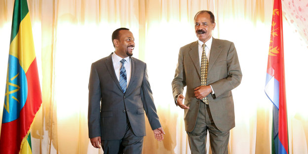 Die Präsidenten von Eritrea und Äthiopien stehen nebeinander, die jeweiligen Landesflaggen daneben