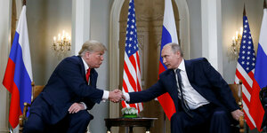 Trump und Putin schütteln sich die Hand