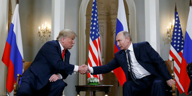 Trump und Putin schütteln sich die Hand
