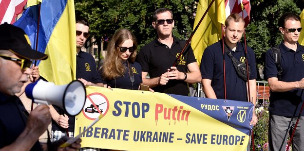 Aktivisten demonstrieren gegen Putin