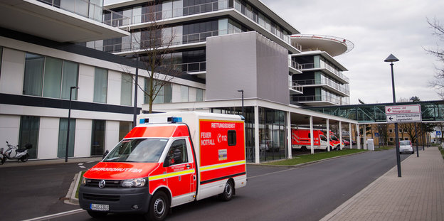 Ein Rettungswagen fährt an der Zentralen Notaufnahme der Uniklinik Düsseldorf vorbei