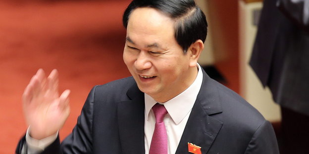 Vietnams Präsident lächelt und winkt