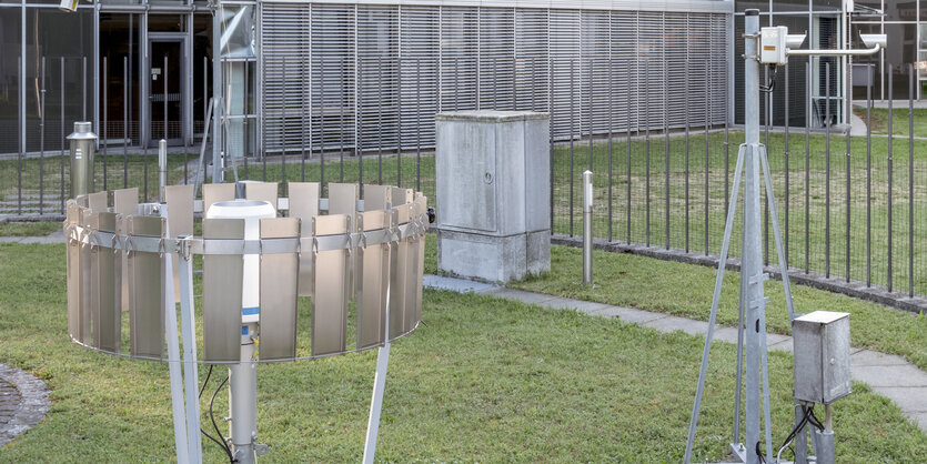 Messinstrumente des Wetterdienstes, die im Vorgarten stehen