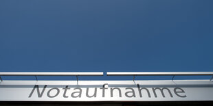 Schild mit dem Wort Notaufnahme unter stahlblauen Himmel