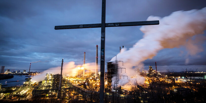 Das Duisburger Thyssenkrupp-Stahlwerk, davor ein Kreuz