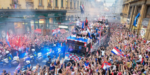 Kroatien, Zagreb: Über vier Stunden fuhr die kroatische Nationalmannschaft in einem Bus über den zentralen Platz der kroatischen Hauptstadt, wo singende und jubelnde Fans den Gewinn der Silbermedaille bei der Fußball-Weltmeisterschaft feierten