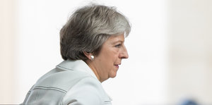 Die britische Premierministerin Theresa May ist im Profil zu sehen