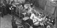 Menschen verteilen Essen aus einer Gulaschkanone