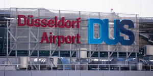 Blick auf das Logo am Flughafen Düsseldorf