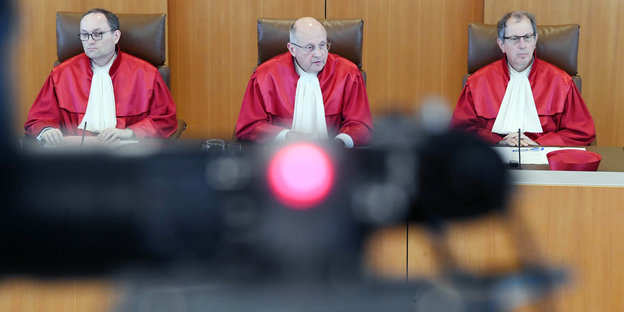 Der Erste Senat des Bundesverfassungsgericht, Andreas Paulus, Ferdinand Kirchhof (Vorsitz) und Johannes Masing (v-l)