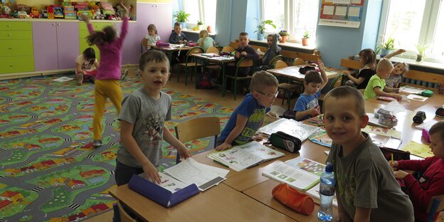 Kinder sitzen und spielen in einem Klassenzimmer