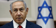 Israels Regierungschef Netanjahu vor einer Flagge mit Davidstern