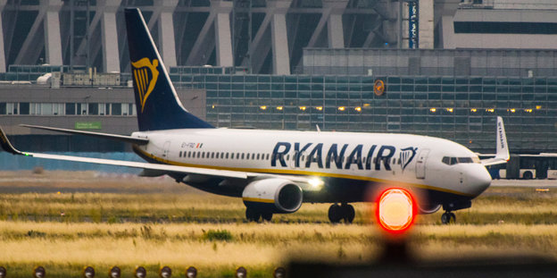 Ein Flugzeug mit der Aufschrift Ryanair steht auf einer Rollbahn