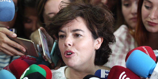 Eine Frau, Soraya Sáenz, Kandidatin für den Vorsitz der Partido Popular, spricht in die Mikrofone von Journalisten
